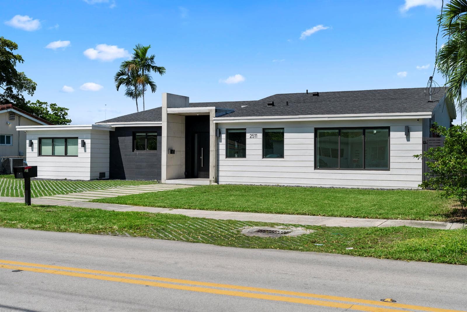 2511 NE 209th Terrace, Miami, FL 33180 — zdjęcie 4