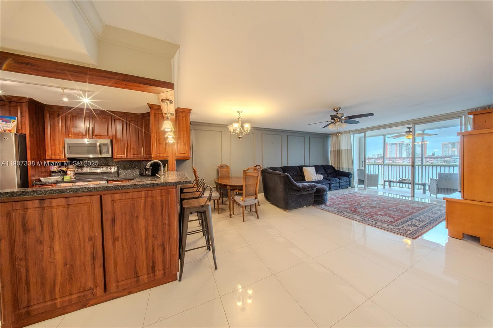 1660 NE 191st St # 410-1, Miami, FL 33179 — zdjęcie 3