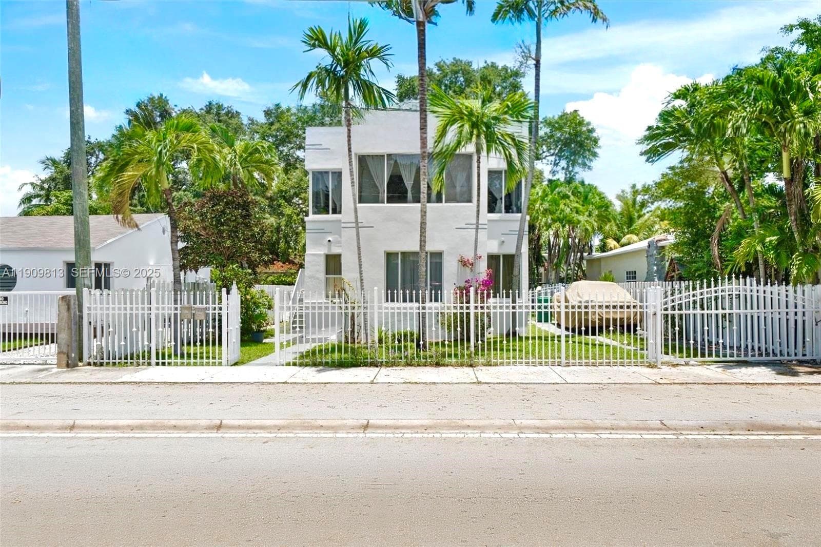 555 NE 70th St, Miami, FL 33138 — zdjęcie 3