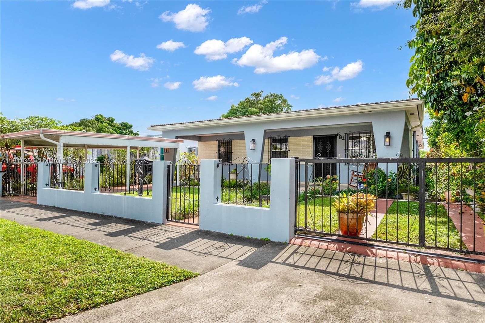 682 W 37th St, Hialeah, FL 33012 — zdjęcie 2