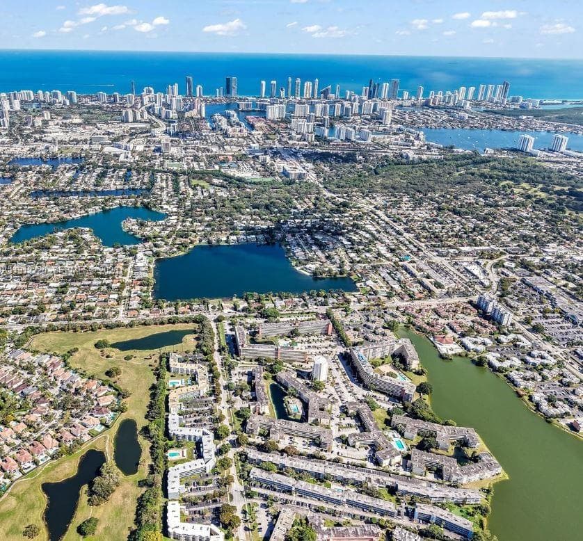 1301 NE 191st St # F110, Miami, FL 33179 — zdjęcie 2