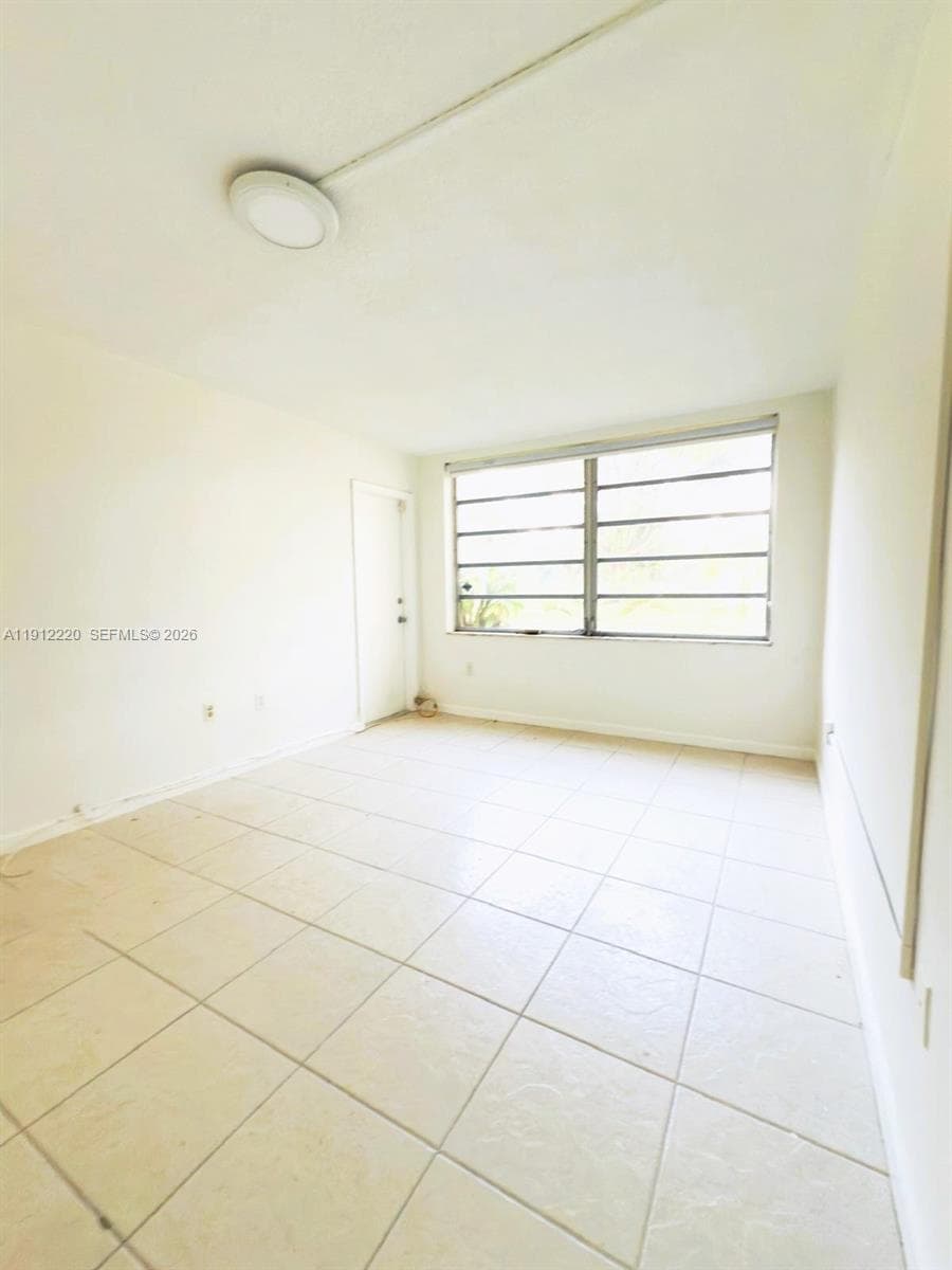 1301 NE 191st St # F110, Miami, FL 33179 — zdjęcie 3