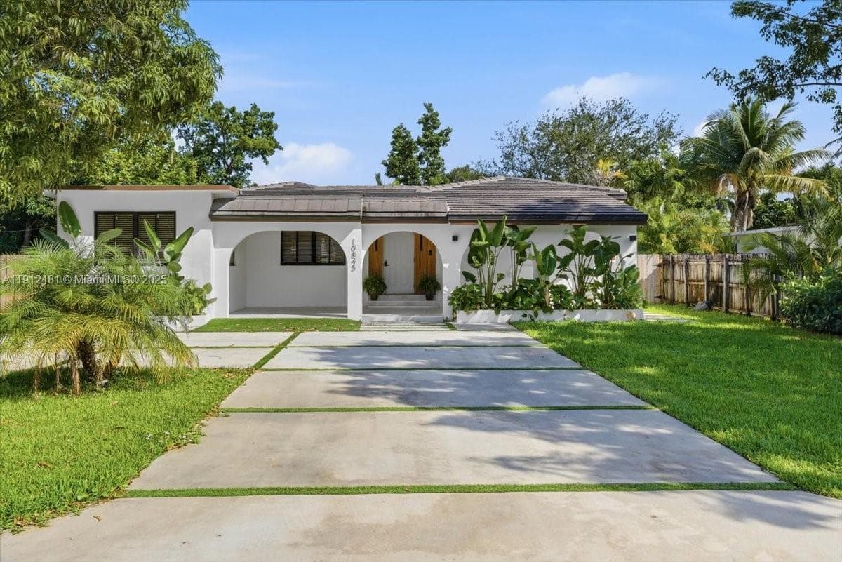 10845 Peachtree Dr, Miami, FL 33161