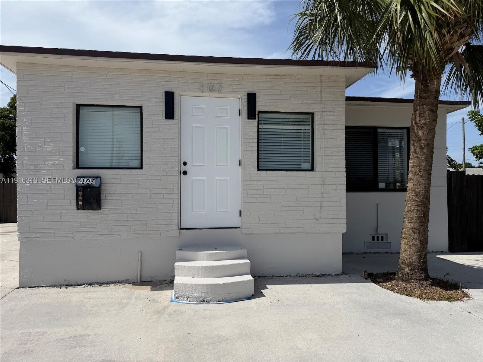 107 W Pembroke Rd, Hallandale Beach, FL 33009 — zdjęcie 2