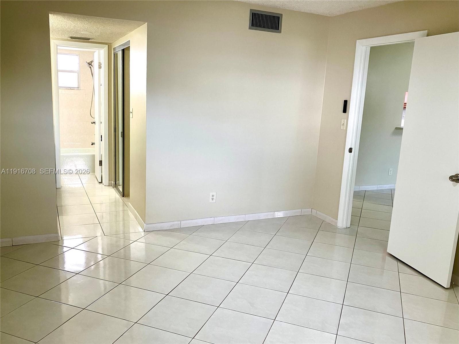 4270 NW 40th St # 103, Lauderdale Lakes, FL 33319 — zdjęcie 5