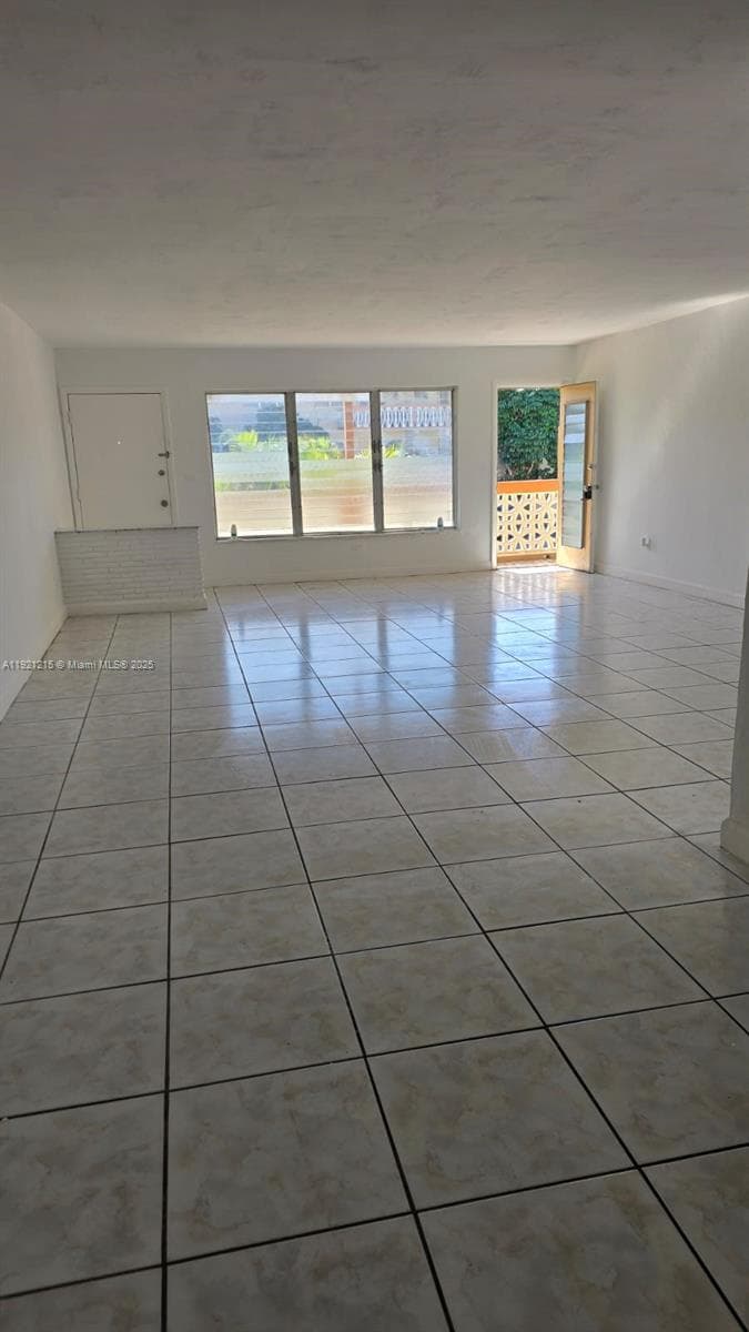 1885 NE 121st St # 17, North Miami, FL 33181 — zdjęcie 2