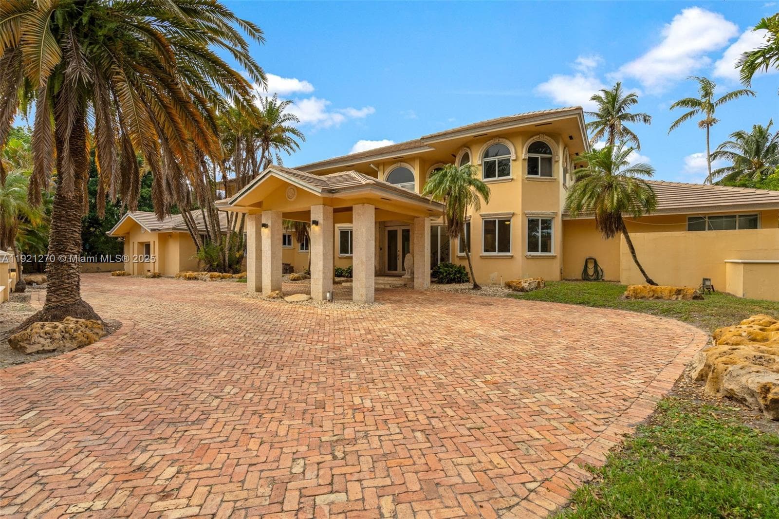 7225 Gleneagle Dr, Miami Lakes, FL 33014 — zdjęcie 2