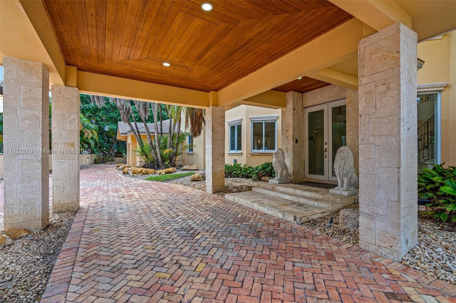7225 Gleneagle Dr, Miami Lakes, FL 33014 — zdjęcie 3
