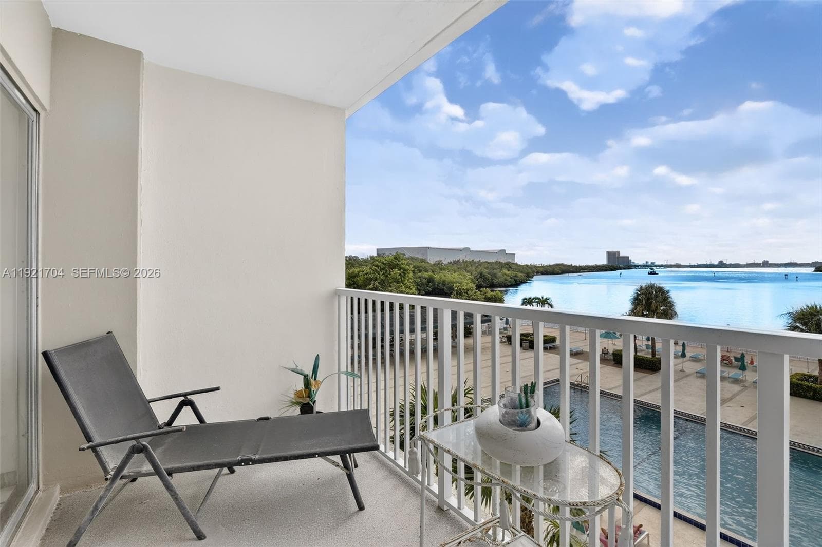 300 Bayview Dr # 308, Sunny Isles Beach, FL 33160 — zdjęcie 3