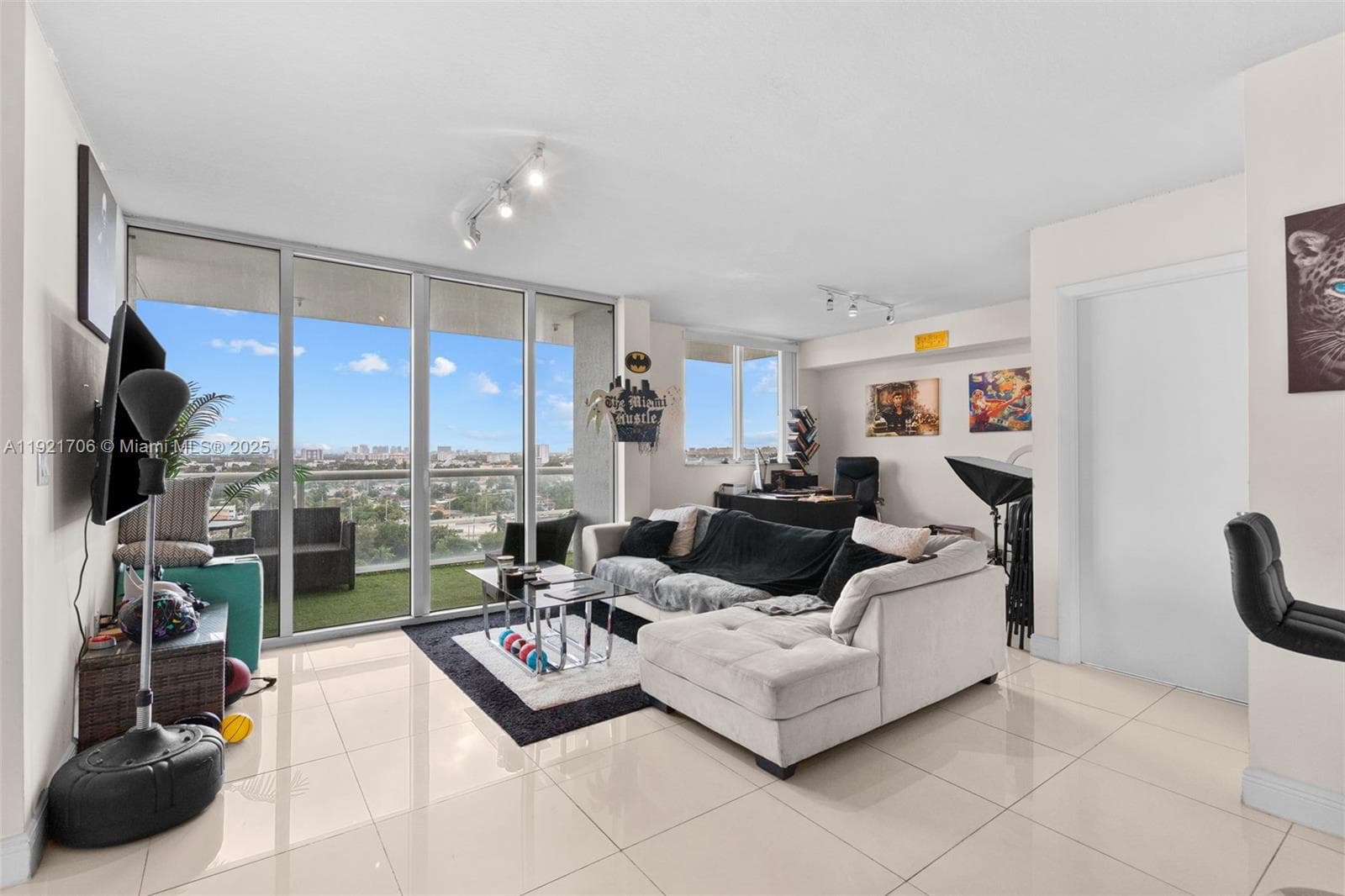 1871 NW S River Dr # 1402, Miami, FL 33125 — zdjęcie 2