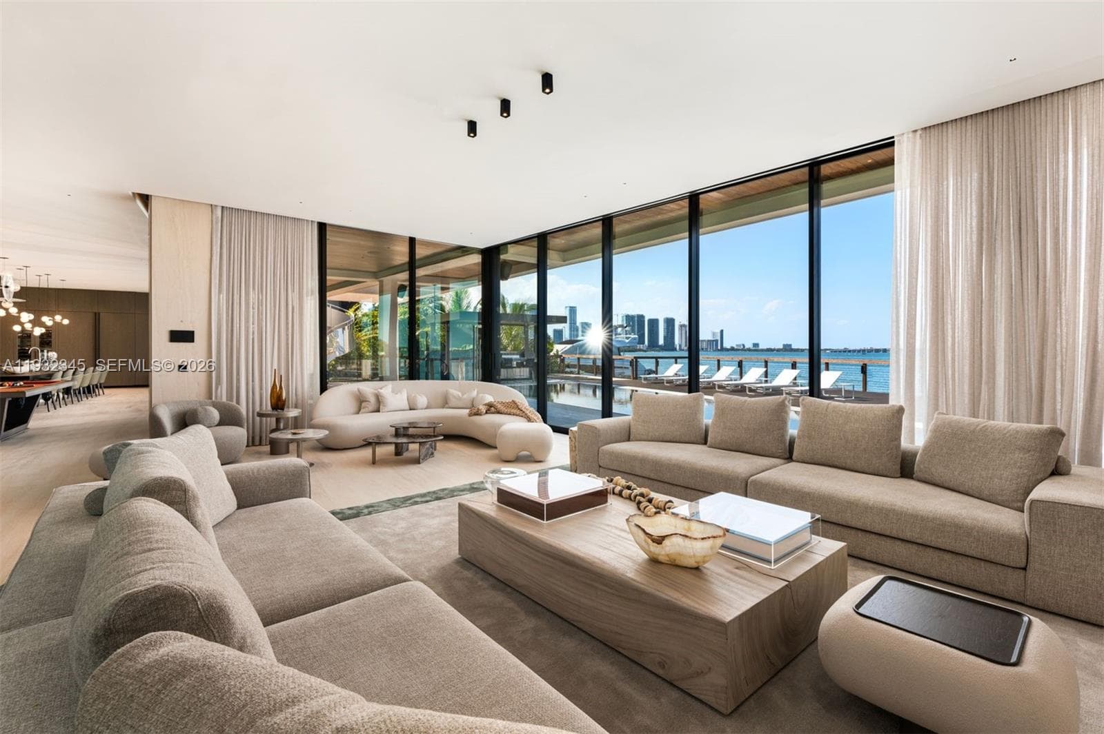 1413 N Venetian Way, Miami, FL 33139 — zdjęcie 2