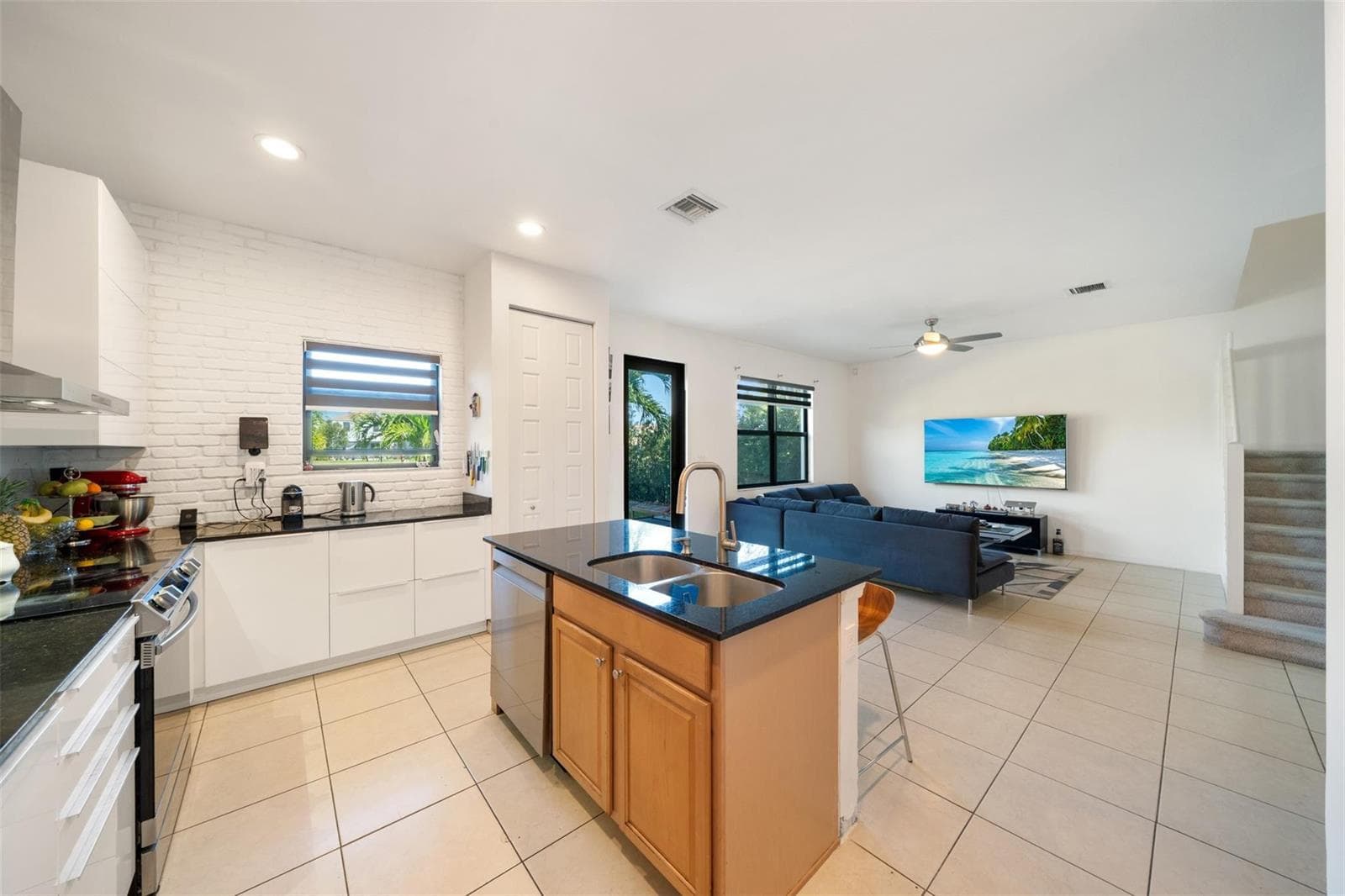 631 NE 191st Terrace, Miami, FL 33179 — zdjęcie 3