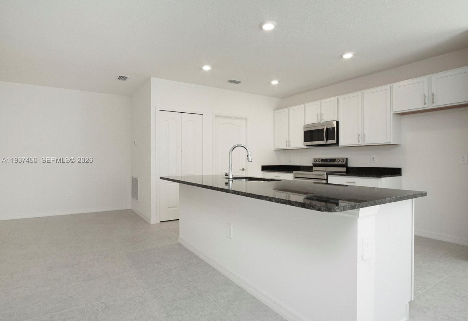 811 SE Seahouse Dr, Port St. Lucie, FL 34983 — zdjęcie 2