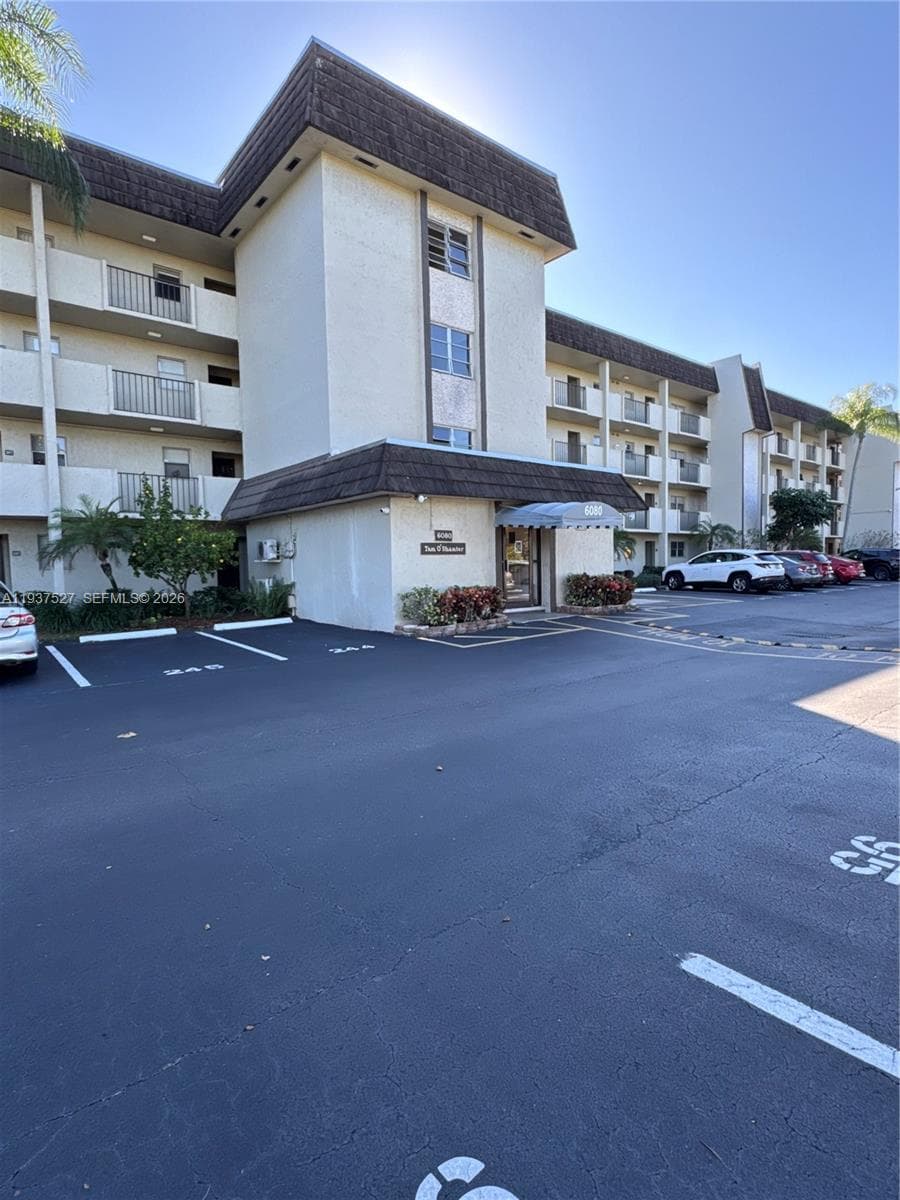 6080 NW 44th St # 107, Lauderhill, FL 33319