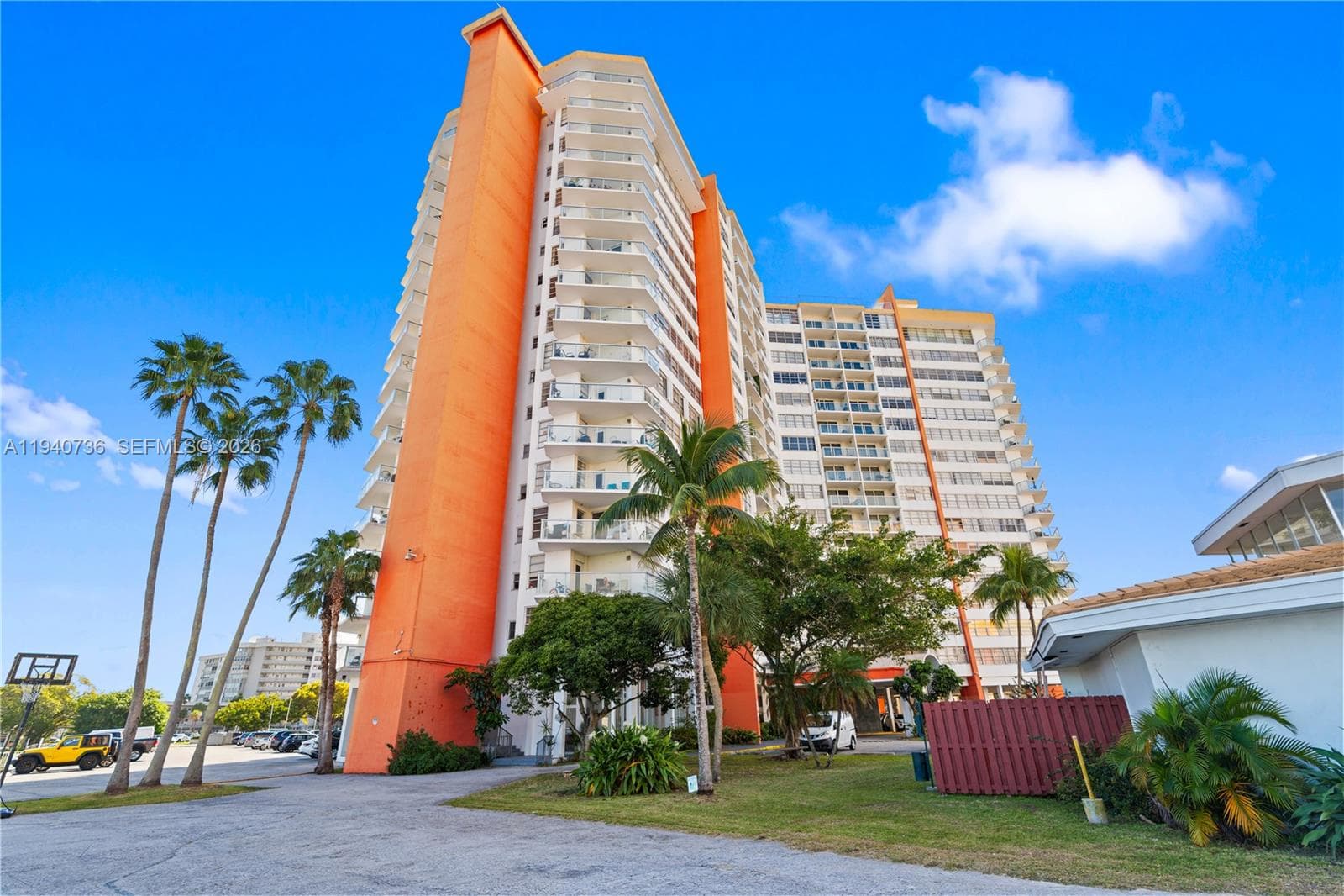 1351 NE Miami Gardens Dr # 301E, Miami, FL 33179 — zdjęcie 2