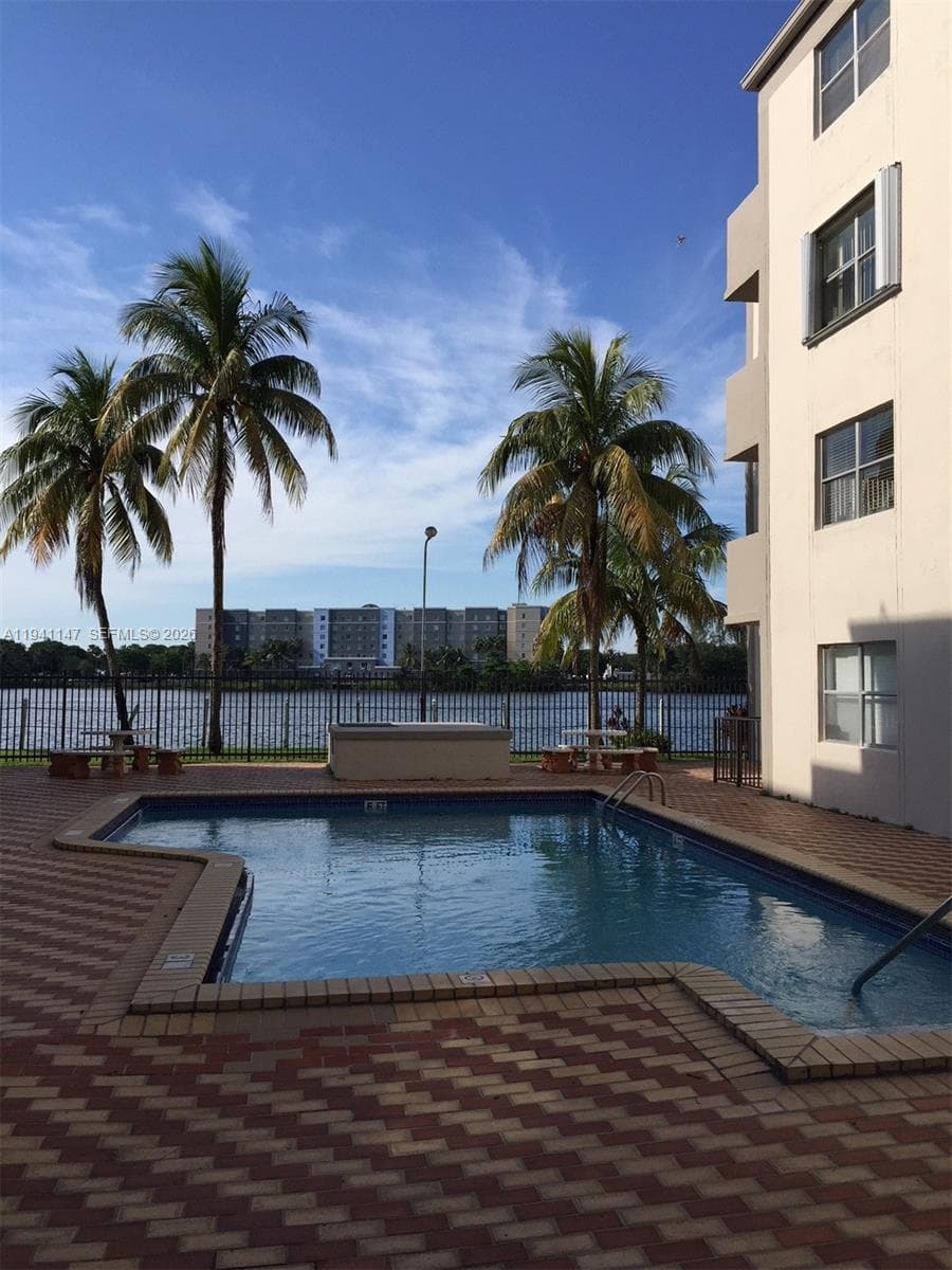 5505 NW 7th St # W406, Miami, FL 33126 — zdjęcie 2