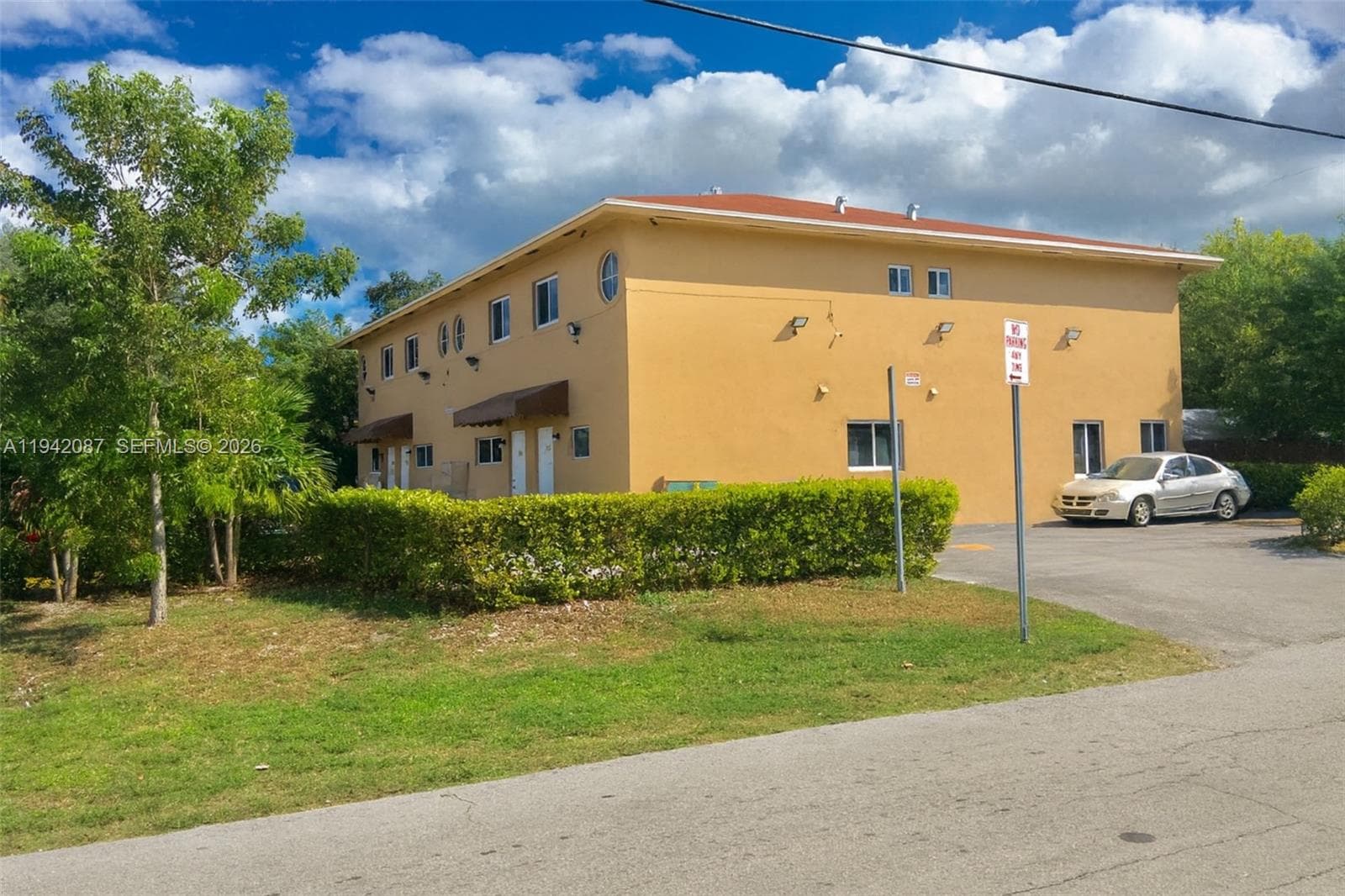 16585 NE 3 AVE, Miami, FL 33162
