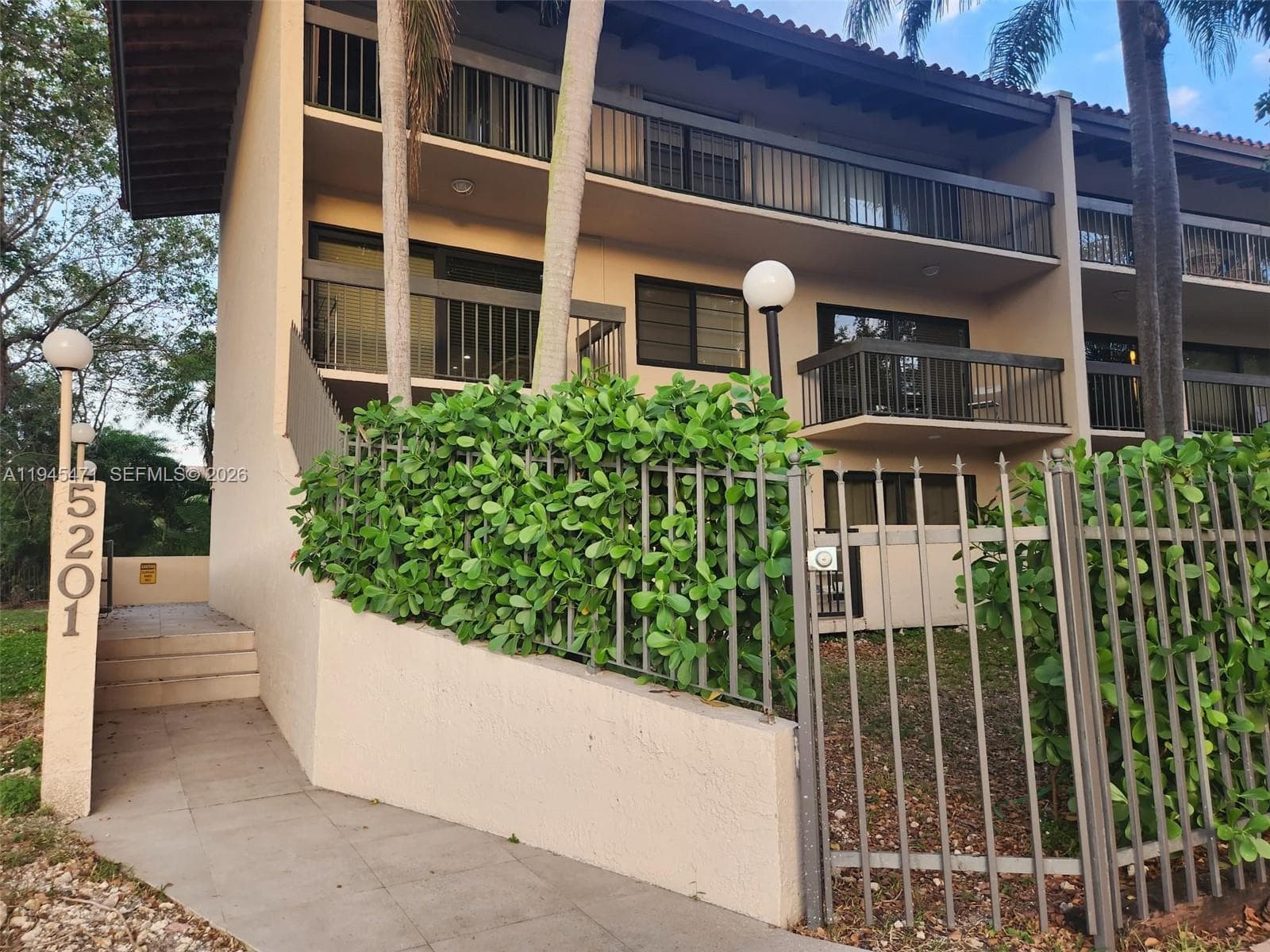5201 Orduna Dr # 14, Coral Gables, FL 33146 — zdjęcie 2