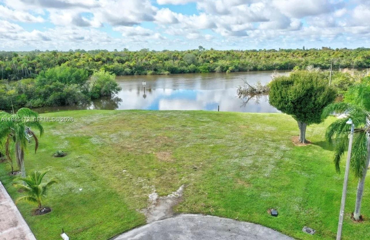 305 SE Camino Ct, Port St. Lucie, FL 34952