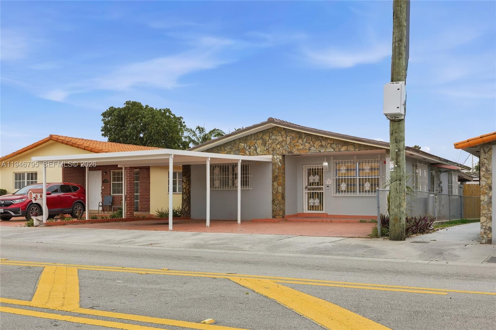 836 W 37th St, Hialeah, FL 33012 — zdjęcie 2