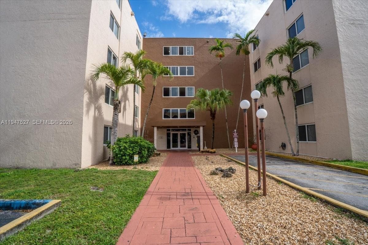6960 Miami Gardens Dr # 2-124, Hialeah, FL 33015 — zdjęcie 3