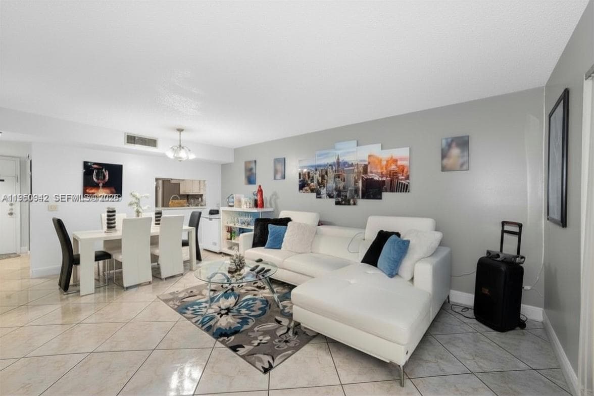 8415 SW 107th Ave # 323W, Miami, FL 33173 — zdjęcie 2