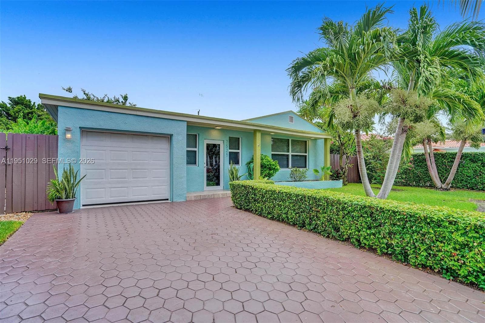7525 W Treasure Dr, North Bay Village, FL 33141 — zdjęcie 2