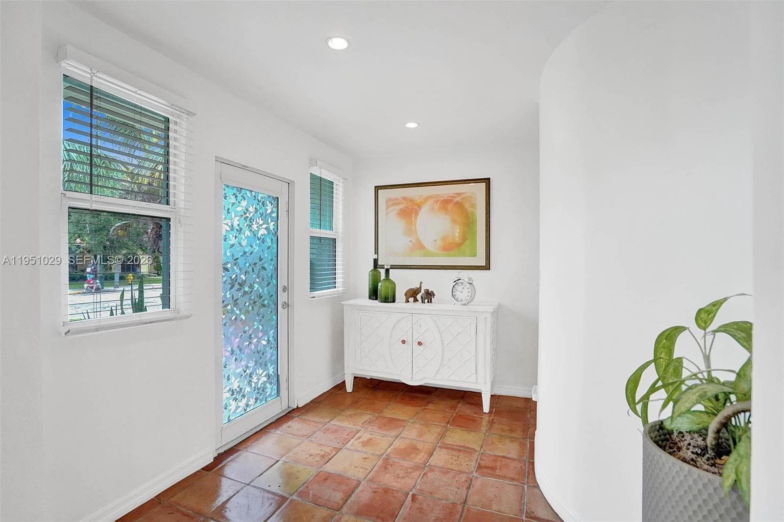 7525 W Treasure Dr, North Bay Village, FL 33141 — zdjęcie 3