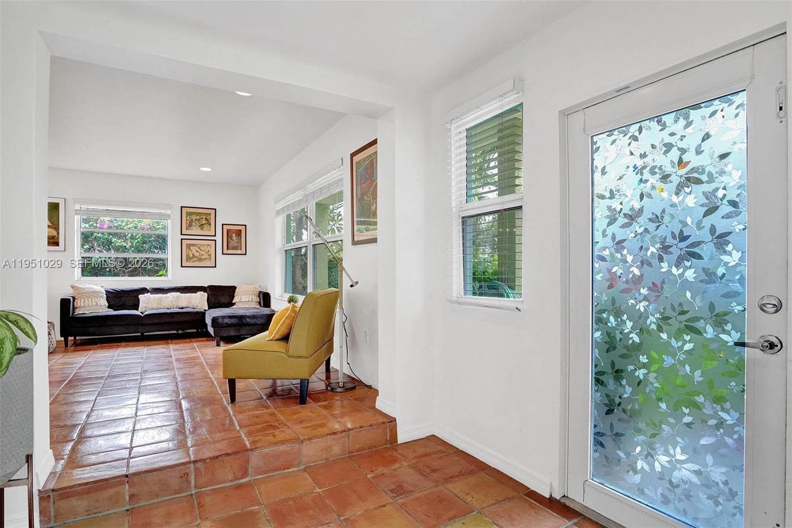 7525 W Treasure Dr, North Bay Village, FL 33141 — zdjęcie 4
