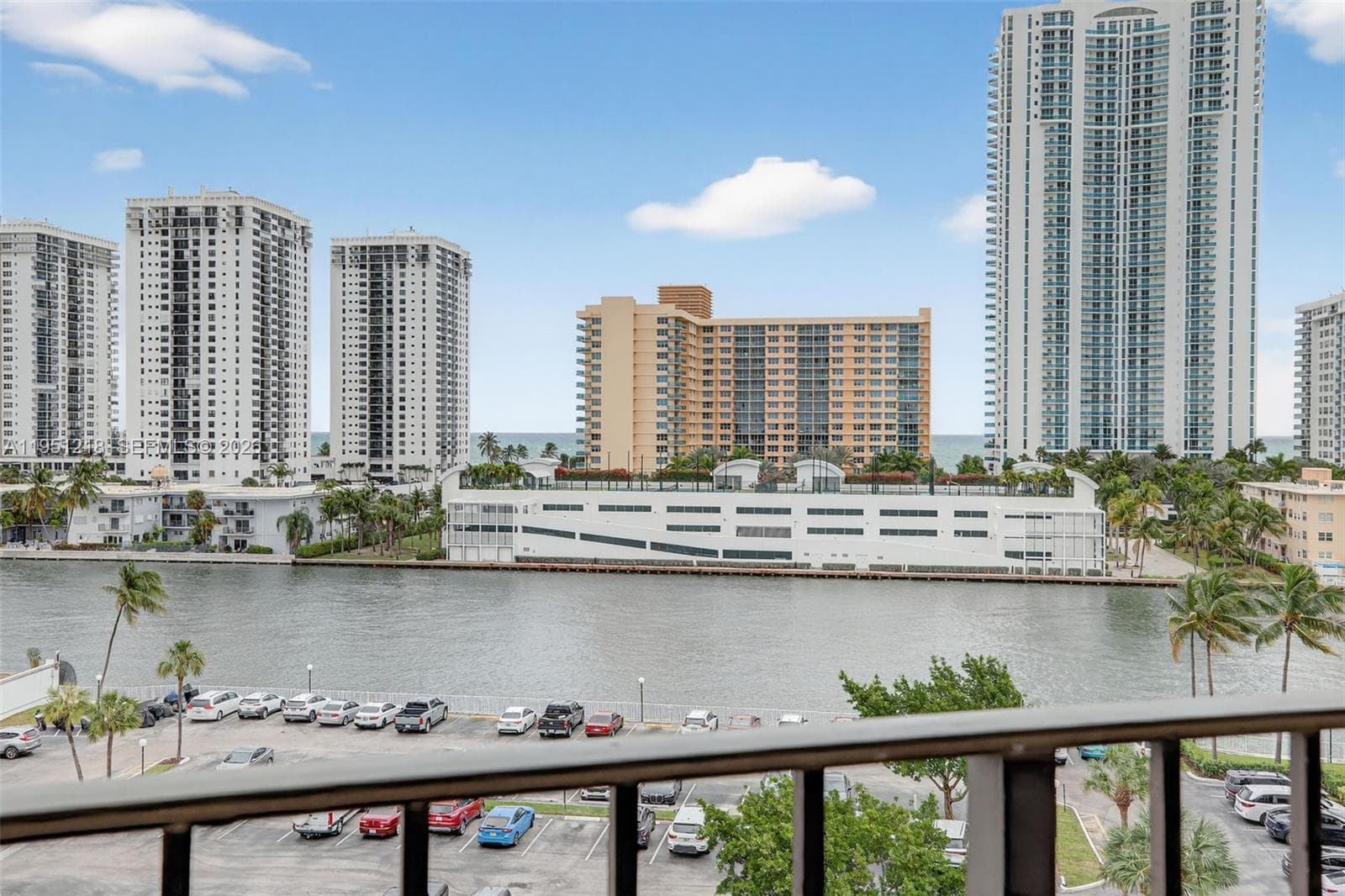 1000 Parkview Dr # 806, Hallandale Beach, FL 33009 — zdjęcie 3
