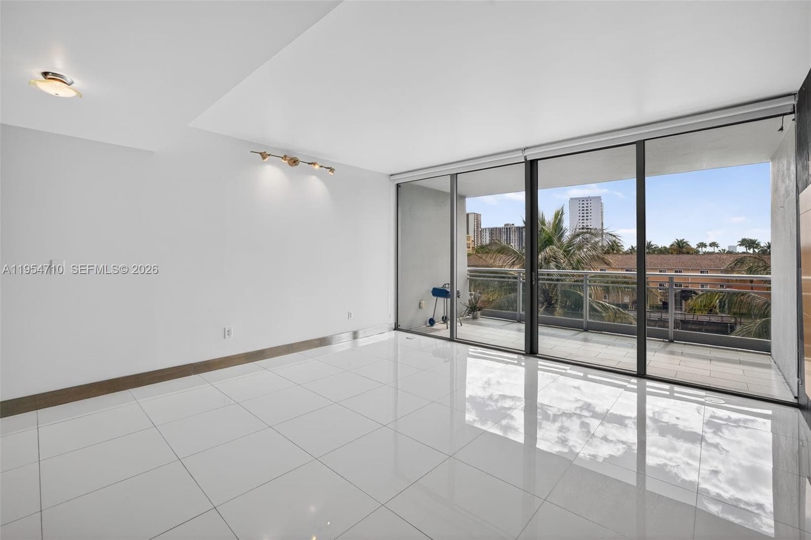 2950 NE 188th St # 302, Aventura, FL 33180 — zdjęcie 2
