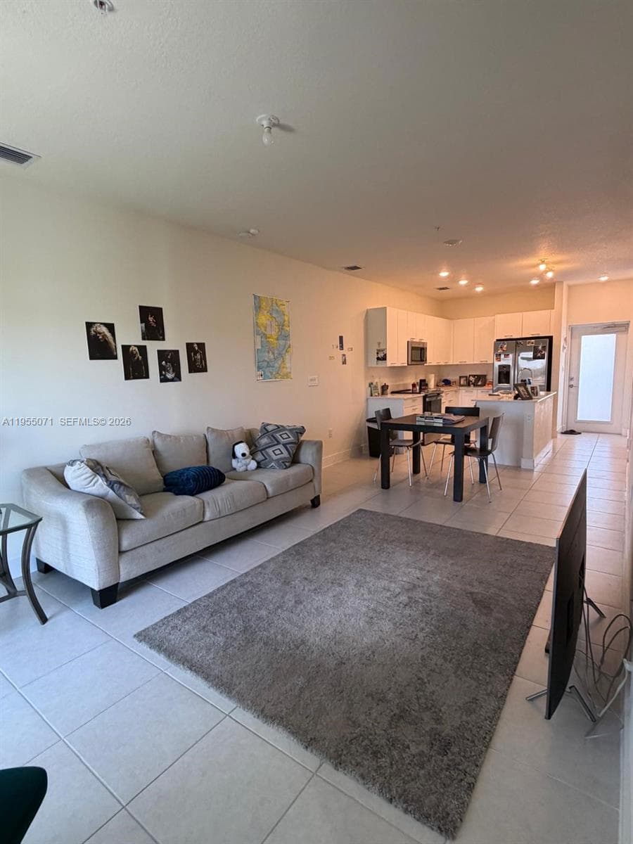 8001 NW 41st St # F-310, Doral, FL 33166 — zdjęcie 2