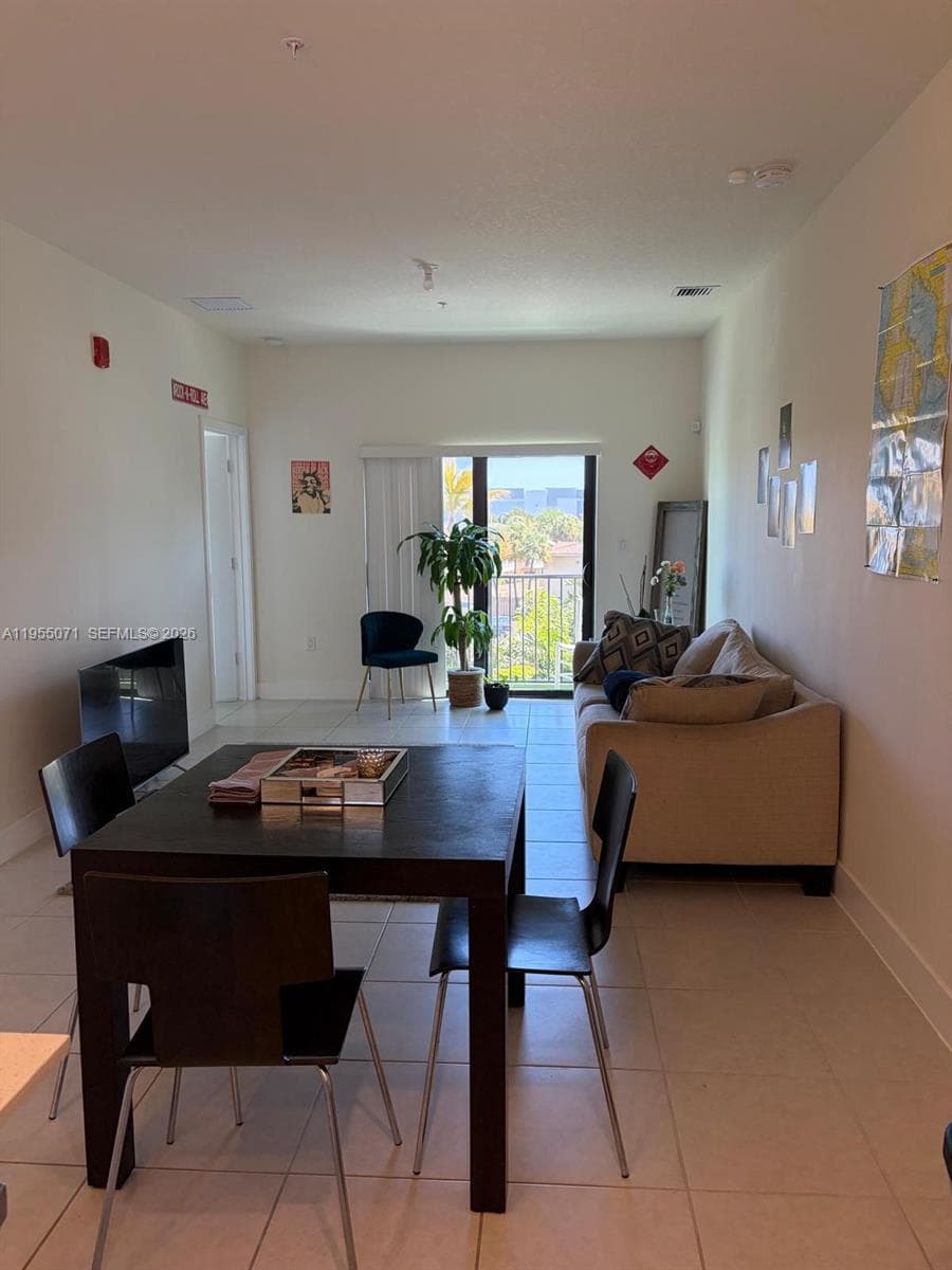 8001 NW 41st St # F-310, Doral, FL 33166 — zdjęcie 3
