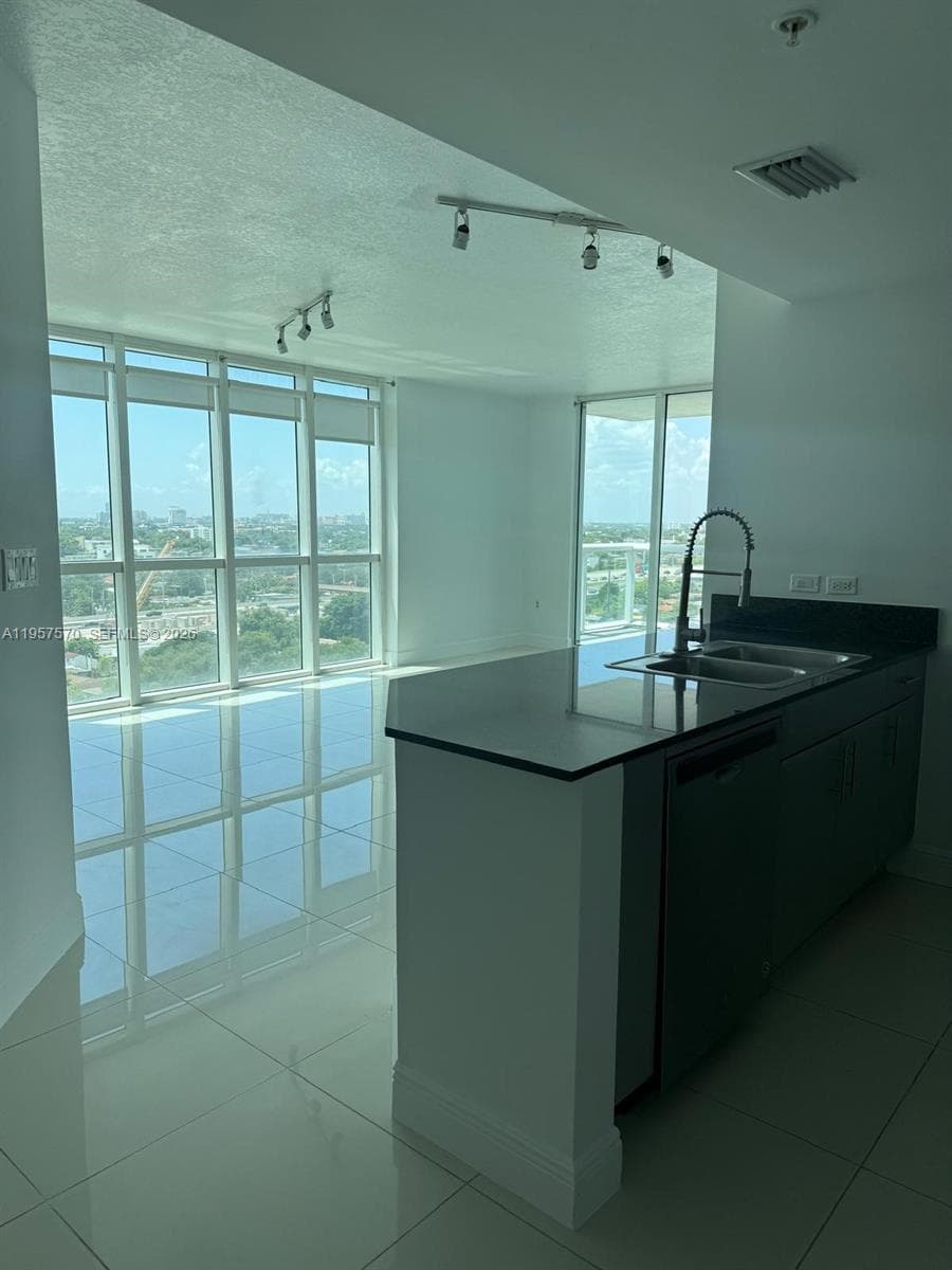 1871 NW S River Dr # 1503, Miami, FL 33125 — zdjęcie 2