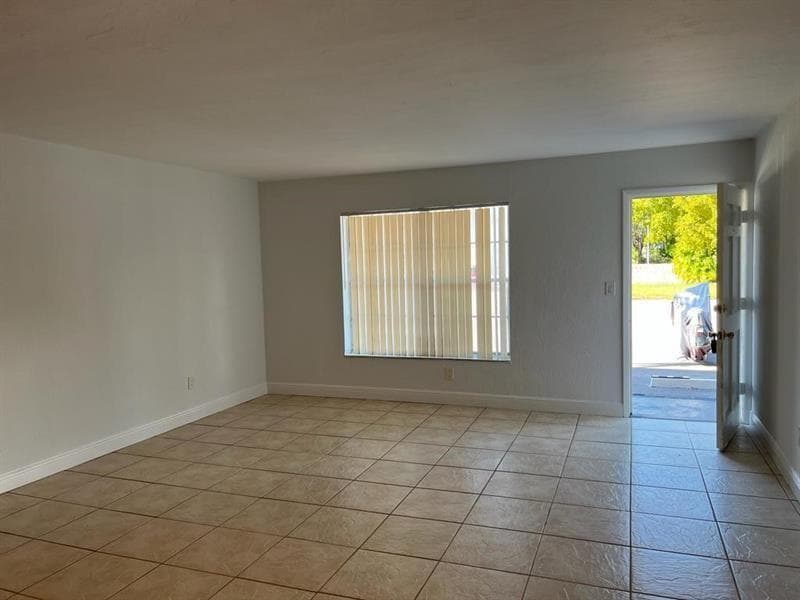 7851 Dunham Boulevard # 4, Miami, FL 33138 — zdjęcie 2
