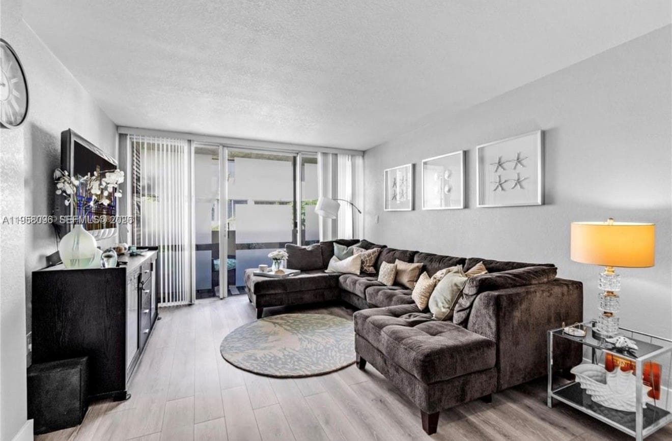 830 NW 87t ave # 303, Miami, FL 33172 — zdjęcie 2