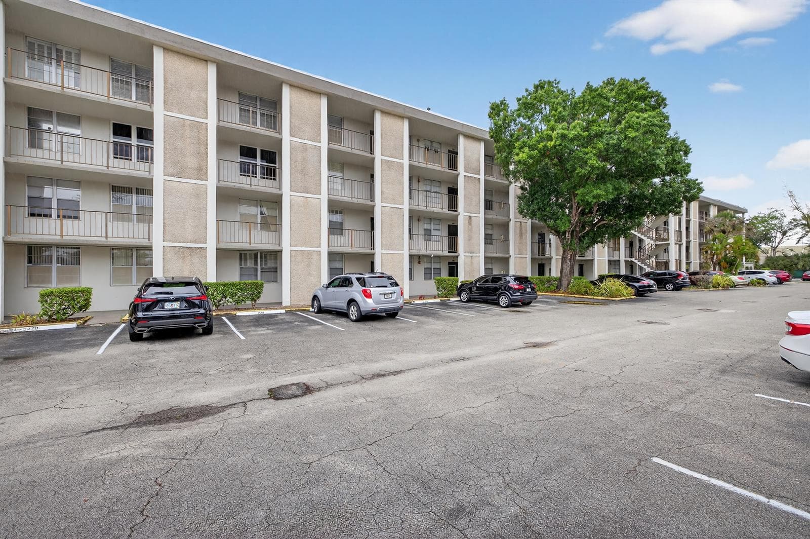 4850 NW 29 Court # 327, Lauderdale Lakes, FL 33313 — zdjęcie 2