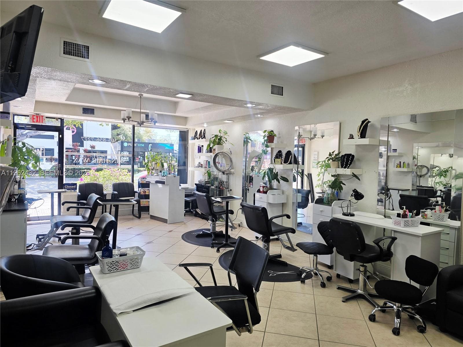 SW Beauty Salon Coral Way, Miami FL 33145 — zdjęcie 2