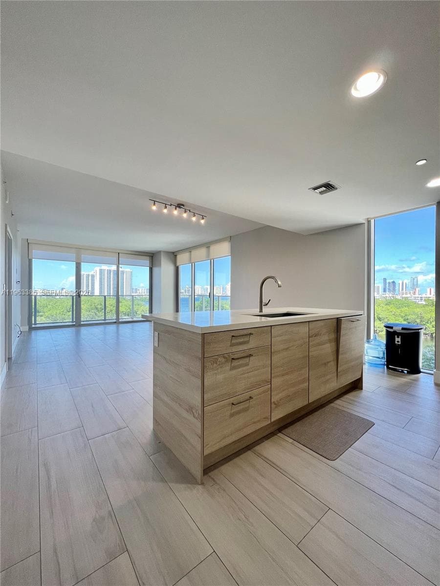 16385 Biscayne Blvd # 607, North Miami Beach, FL 33160 — zdjęcie 2