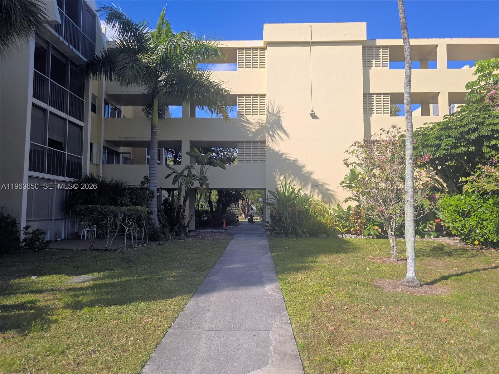 940 NE 199th St # 114, Miami, FL 33179 — zdjęcie 2
