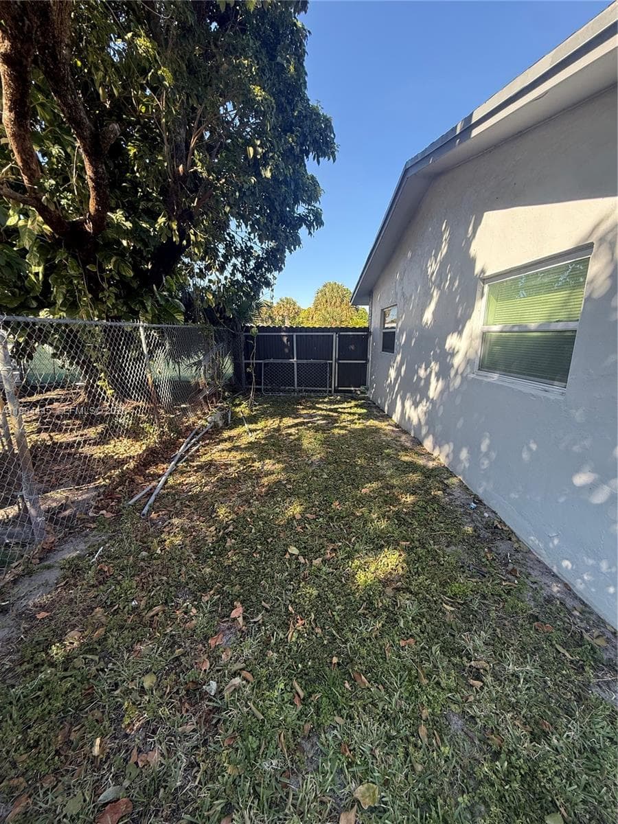310 NE 38th St, Deerfield Beach, FL 33064 — zdjęcie 2