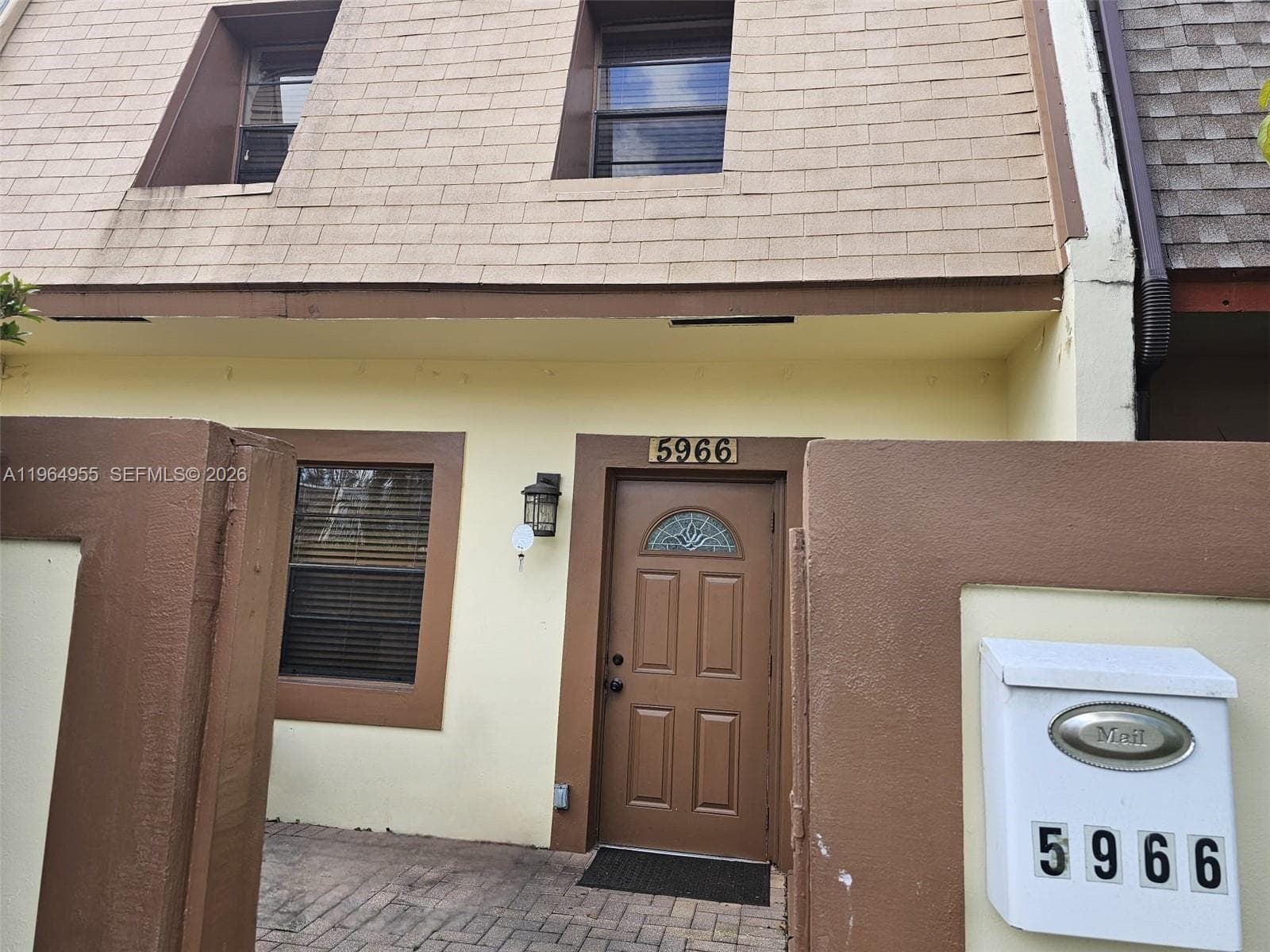 5966 NW 24th Ct, Sunrise, FL 33313 — zdjęcie 2