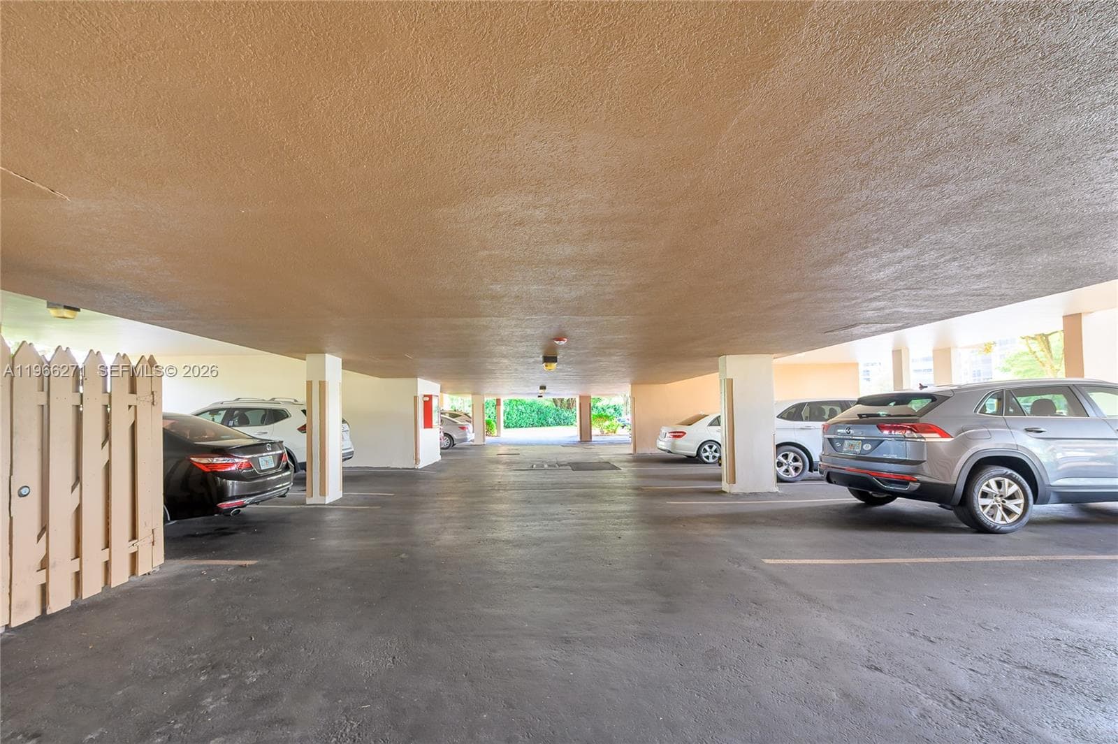 1400 Saint Charles Place # 420, Pembroke Pines, FL 33026 — zdjęcie 2