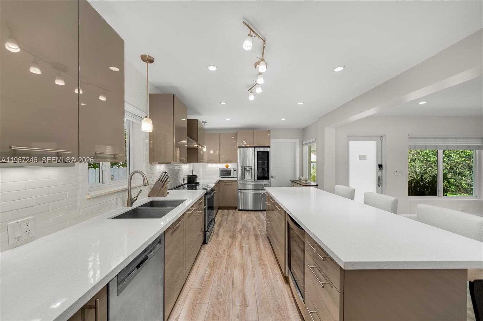736 W 51 st, Miami Beach, FL 33140 — zdjęcie 2