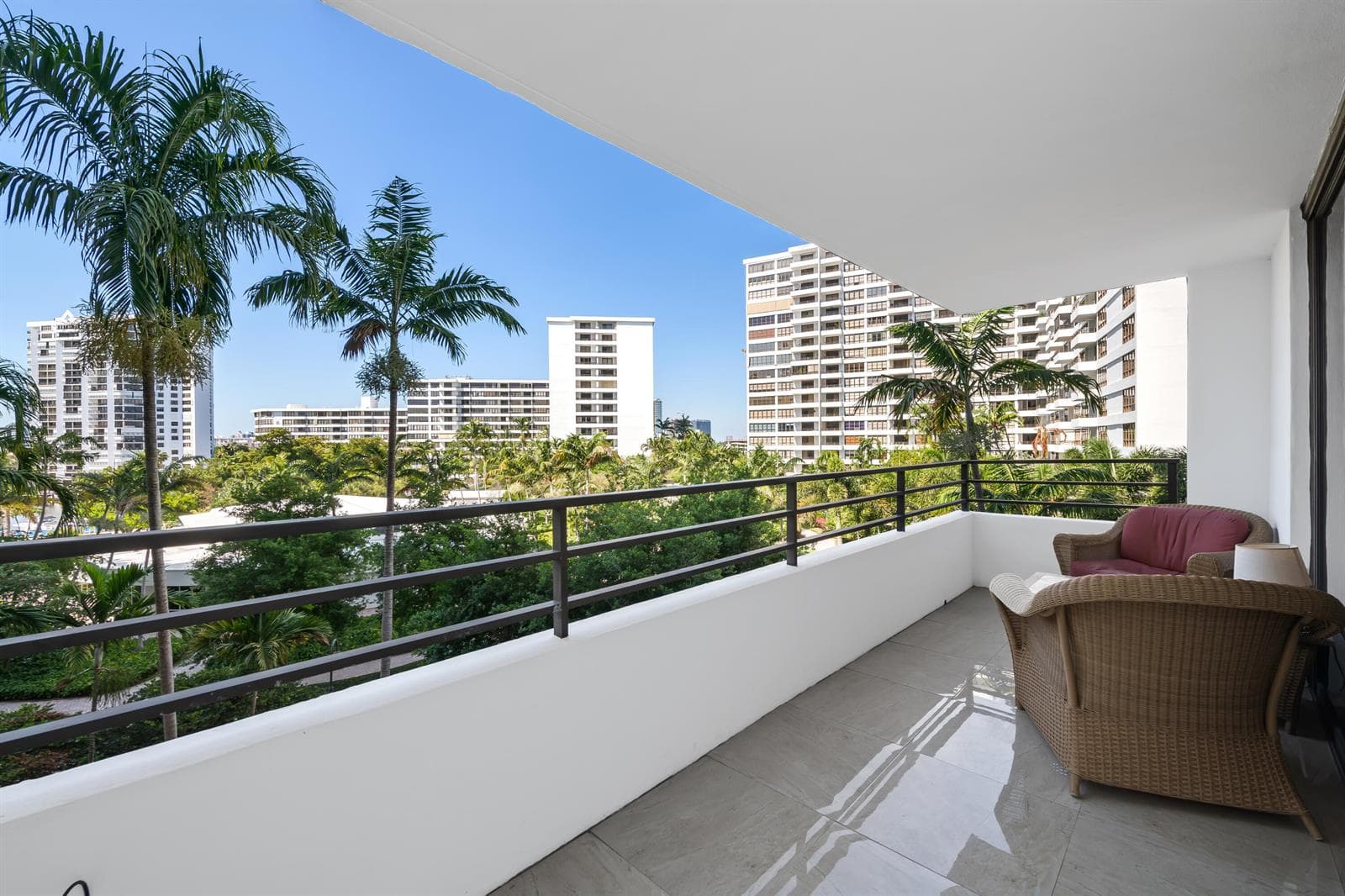 2500 Parkview Drive # 615, Hallandale Beach, FL 33009 — zdjęcie 2