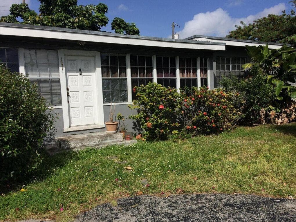 1351 NE 159th Street, North Miami Beach, FL 33162 — zdjęcie 2