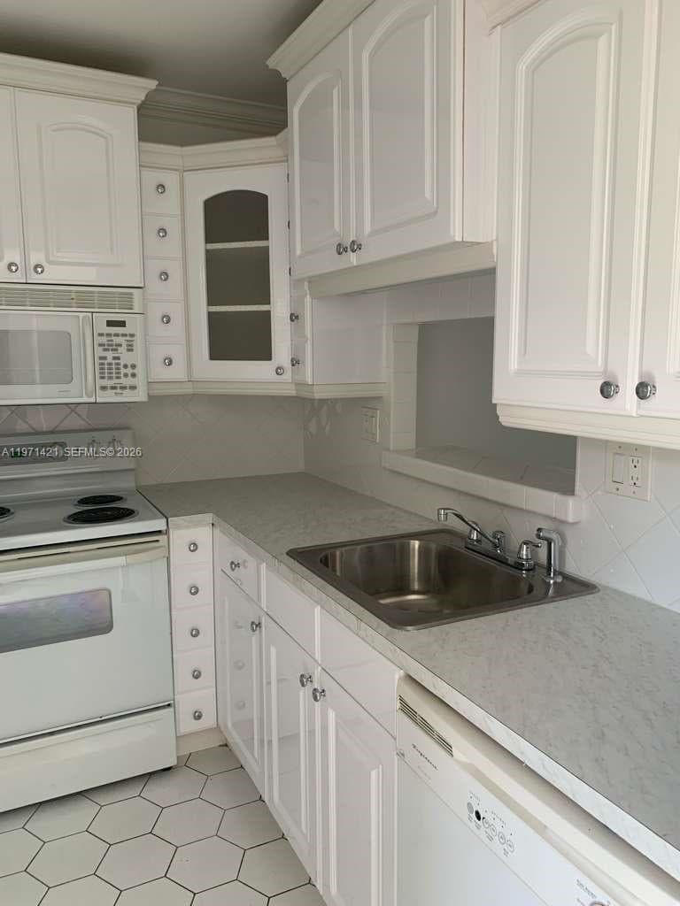 5003 NW 35th St # 405, Lauderdale Lakes, FL 33319