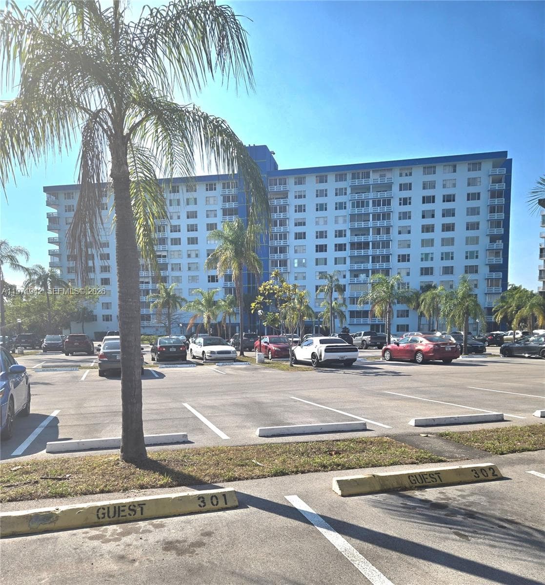 4001 Hillcrest Dr # 909, Hollywood, FL 33021