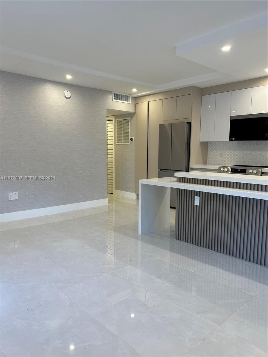 2430 NE 135th St # 201, North Miami, FL 33181 — zdjęcie 2