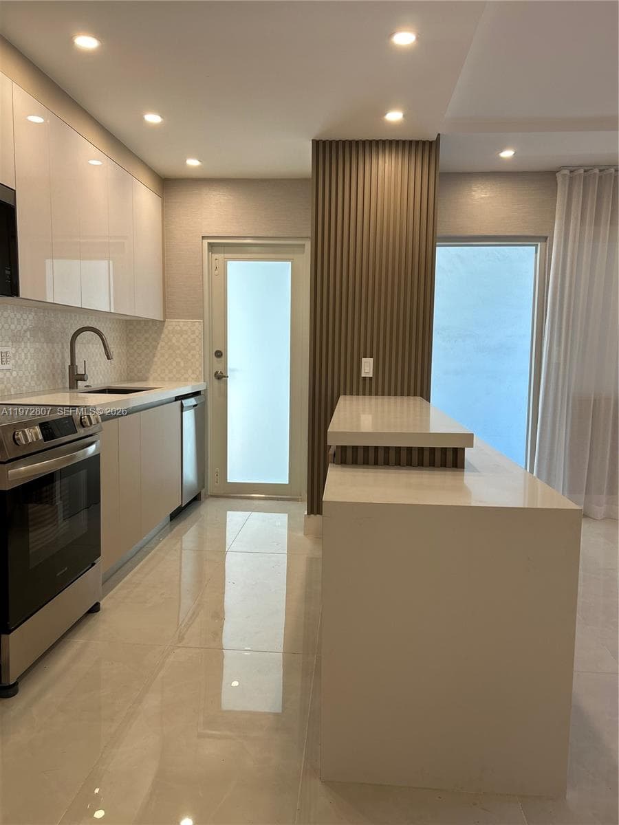 2430 NE 135th St # 201, North Miami, FL 33181 — zdjęcie 4